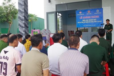 Khánh thành và bàn giao 'Nhà Đại đoàn kết' tặng hộ gia đình có hoàn cảnh khó khăn ở xã biên giới tỉnh Đắk Lắk