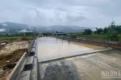 Huế: Sắp hoàn thành cây cầu Cưrso nơi công an từng bế học sinh đến lớp