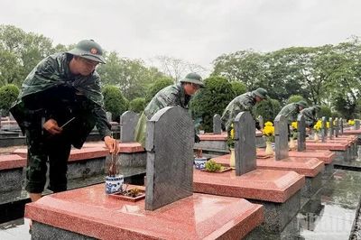 Giữa hàng hàng bia mộ ở nghĩa trang