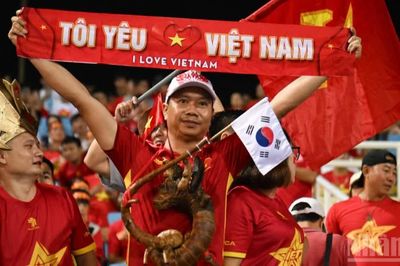 [Ảnh] Sắc đỏ phủ kín Mỹ Đình, tiếp lửa đội tuyển Việt Nam trước Malaysia