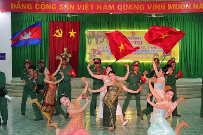 Vũ điệu thắm tình hữu nghị Việt Nam-Lào-Campuchia