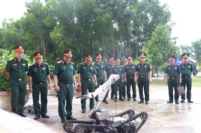 Trung tướng Nguyễn Bá Lực kiểm tra sẵn sàng chiến đấu tại Lữ đoàn 270 và Đoàn Kinh tế - Quốc phòng 516 (Quân khu 5)