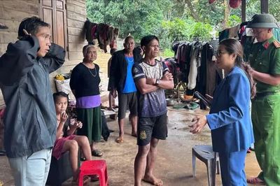 Quảng Ngãi khẩn cấp di dời 2 hộ dân khỏi vùng sạt lở
