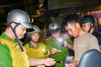 Màu áo xanh giữ bình yên Thành phố