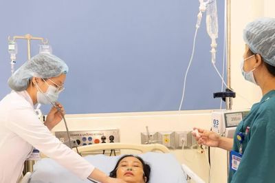 Người phụ nữ 54 tuổi sốc nhiệt, tổn thương tim, thận và đông máu