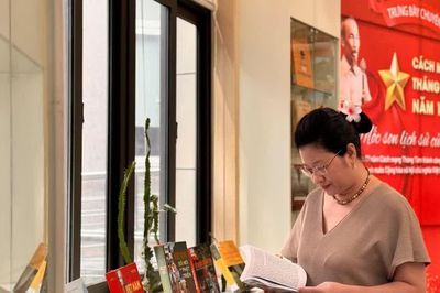 Từ những trang sách trở về mùa thu lịch sử 1945