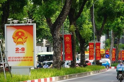 Hà Nội rực rỡ cờ hoa chào mừng Cách mạng Tháng Tám và Quốc khánh 2/9