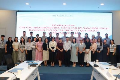Khai giảng Khóa bồi dưỡng dành cho cán bộ cấp trung và trong diện quy hoạch lãnh đạo quản lý của Bộ Ngoại giao