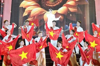 Bừng sáng đại tiệc nghệ thuật chào mừng TP Quảng Ninh trực thuộc Trung ương