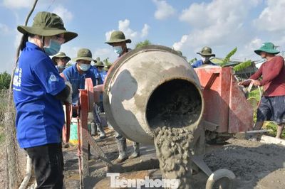 Bài 3: Những 'bóng hồng' bám cối trộn