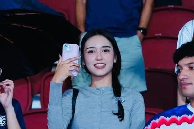 CĐV Thái Lan xếp hàng xuyên đêm, đội mưa mua vé chung kết ASEAN Cup chờ Việt Nam