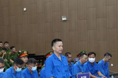 Doanh nghiệp thu tiền của người lao động vượt quy định để 'bôi trơn' quan chức