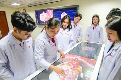 Học phí tiền tỷ, con nhà nghèo có còn 'cửa' vào trường Y?