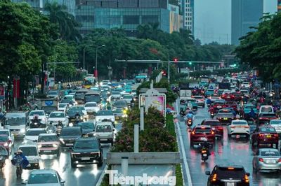 Bầu trời Hà Nội bất ngờ tối sầm giữa ban ngày, nhiều phương tiện phải bật đèn