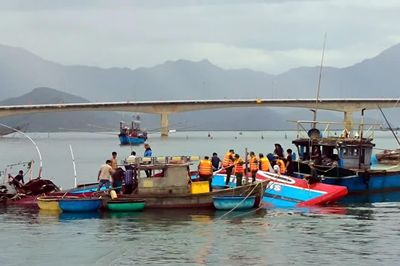 Sóng lớn đánh chìm tàu cá gần cửa biển ở Huế
