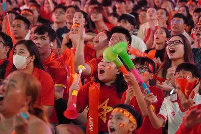 Phố đi bộ Nguyễn Huệ 'bùng nổ' trong trận Việt Nam - Malaysia