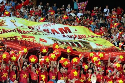 CĐV Việt Nam tạo sắc màu độc đáo trên khán đài Mỹ Đình