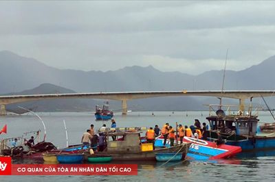 Cứu hộ tàu cá bị chìm tại cửa biển Tư Hiền