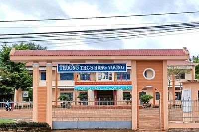 Giáo viên kêu gọi phụ huynh đóng tiền mua bàn ghế, hiệu trưởng nói sẽ trả lại