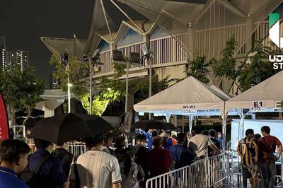 CĐV Thái Lan xếp hàng săn vé chung kết lúc nửa đêm, chờ đấu ĐT Việt Nam