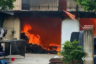 Cháy xưởng gỗ ở Hà Nội, khói đen bốc ngùn ngụt