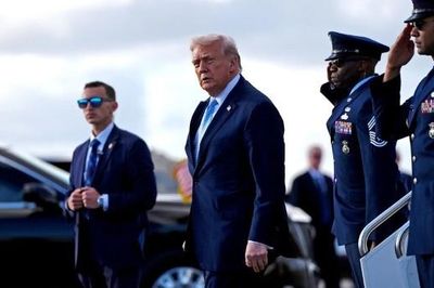Tổng thống Trump tạm hoãn áp thuế 50% với hàng hóa Canada