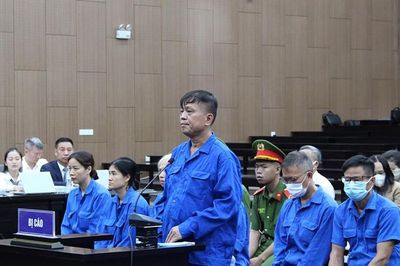Cựu Thứ trưởng Nguyễn Bá Hoan khai việc nhận 10 tỉ đồng vào các dịp Lễ, Tết chỉ là quà