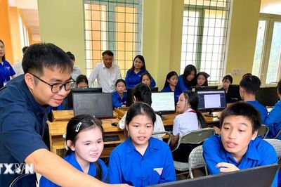 Giúp thanh thiếu nhi vùng biên tiếp cận công nghệ theo cách gần gũi, trực quan