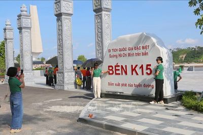 'Cất cánh' từ những huyền tích