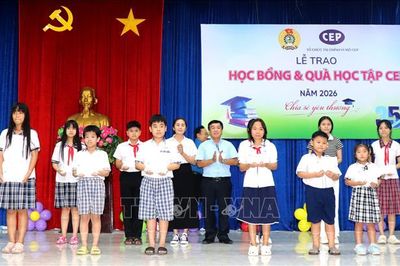 Trao 81 suất học bổng và 200 phần quà cho học sinh có hoàn cảnh khó khăn