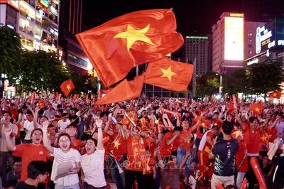 Người hâm mộ TP Hồ Chí Minh ăn mừng Việt Nam vào chung kết ASEAN Cup 2026