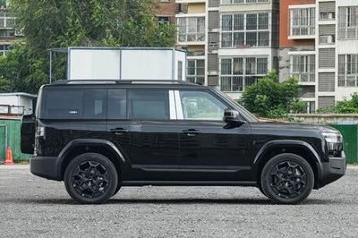 SUV địa hình dài 5 mét, công suất 489 mã lực, giá 760 triệu đồng