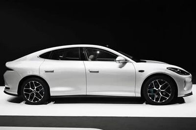 Xe điện hạng D mạnh 680 mã lực, giá gần 900 triệu đồng
