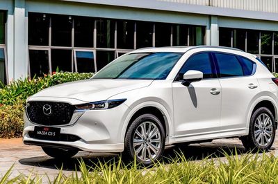 Mazda CX-5 chạm đáy giá, giữ chắc ngôi đầu doanh số xe gầm cao