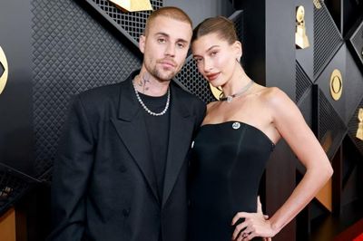 Hailey Bieber diện thiết kế Versace kinh điển dự đám cưới Jordyn Woods