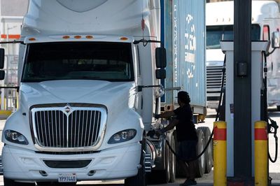 Giá dầu diesel tăng mạnh gây sức ép lên toàn bộ nền kinh tế Mỹ