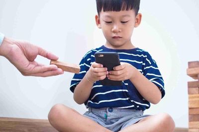 Nỗi lo trẻ em dùng mạng xã hội đang lan khắp toàn cầu