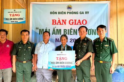 Đồn Biên phòng Ga Ry bàn giao nhà 'Mái ấm biên cương' cho nữ cựu dân quân hỏa tuyến