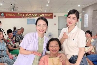 Hoa hậu Nhân ái Nguyễn Thị Hoa trao 30 suất quà đến bệnh nhân tai biến tại Bệnh viện 199
