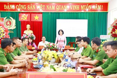 Lãnh đạo phường Xuân Lộc chúc mừng ngày truyền thống Công an nhân dân