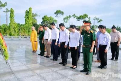 Ban Chỉ đạo 515 tỉnh Đồng Tháp viếng Nghĩa trang Liệt sĩ Tiền Giang