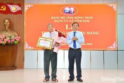 Đồng chí Phan Văn Thắng trao Huy hiệu 70 năm tuổi Đảng cho đồng chí Đoàn Hiếu Thảo