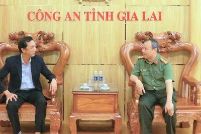 Lãnh đạo Báo và phát thanh, truyền hình Gia Lai thăm, chúc mừng Công an tỉnh nhân ngày truyền thống
