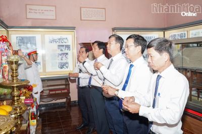 Phường Nam Nha Trang tổ chức dâng hương tại Khu tưởng niệm Chủ tịch Hồ Chí Minh