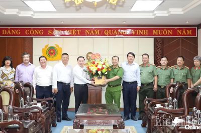 Phó Bí thư Thường trực Tỉnh ủy Hồ Xuân Trường chúc mừng Công an tỉnh nhân Ngày truyền thống lực lượng Công an nhân dân
