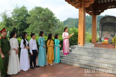Mốc son chói lọi