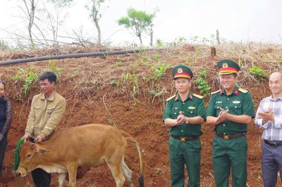 Trao 'cần câu', tạo sinh kế cho người nghèo