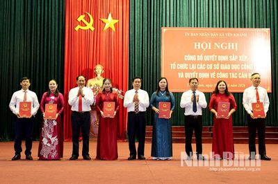 Xã Yên Khánh công bố quyết định sắp xếp, tổ chức lại cơ sở giáo dục công lập và công tác cán bộ