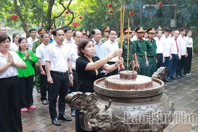 Dâng hương, hoa kỷ niệm 64 năm Bác Hồ về thăm Đền Hùng