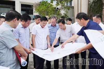 Phó Chủ tịch UBND tỉnh Vũ Việt Văn kiểm tra vị trí đề xuất mở rộng đường Tiên Dung